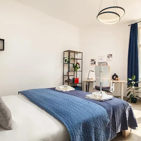 Cozy Near Parks In Zizkov By Days *