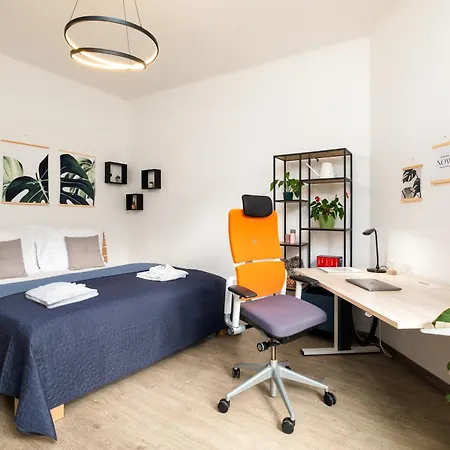 Cozy Near Parks In Zizkov By Days شقة براغ