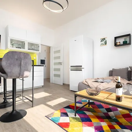 Cozy Near Parks In Zizkov By Days *